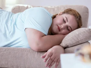 خوابیدن بعد از اسلیو معده؛ چگونه بخوابیم تا سریعتر بهبود پیدا کنیم؟
